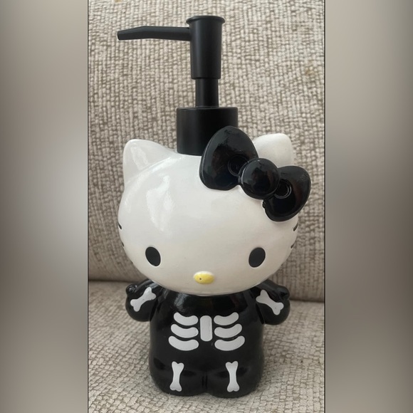 Hello Kitty Halloween Skeleton soap dispenser - Picture 1 of 5
